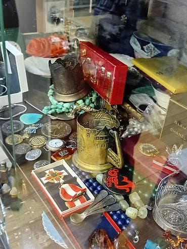 CD, DVD disklər və kassetlər: Antik əşyalar kolleksiyası – qarışıq lot Təsvir: - Bədii işləməli — 6