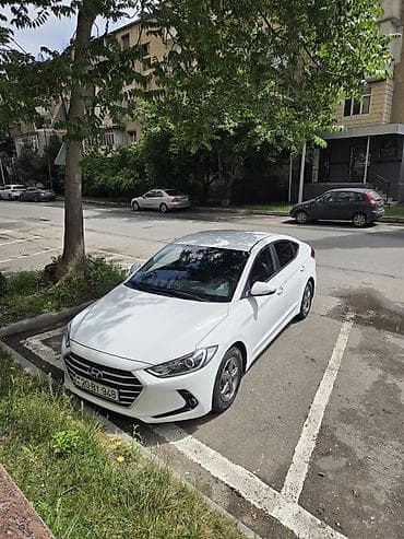 lider disk: Hyundai Elantra sedan – ağ rəng, Azərbaycan nömrə nişanı. Şəhər və — 5