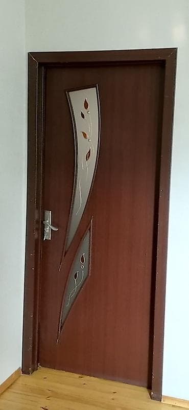 Daxili otaq qapısı – dekorativ şüşə əlavəli, tünd qəhvəyi rəngdə
