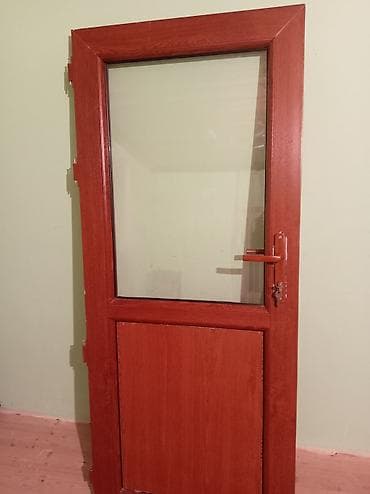 Ağac rəngli şüşəli qapı - Material: taxta fakturalı karkas, yuxarı