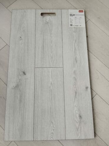 hamam kafel dizayni: Açıq boz rəngdə laminat döşəmə paneli. Taxta görünüşü interyerə təbii — 2