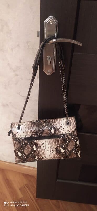 louis vuitton canta: Zərif ilan dərisi naxışlı, qəhvəyi və ağ çalarlarda qadın çiyin — 2