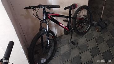 MTB velosiped – SHIFT (qara/çəhrayı dizayn) Xüsusiyyətlər: - Gediş — 4