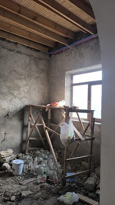 elimlerde ev: Satılır: həyəti və yarımçıq təmiri olan fərdi yaşayış evi - — 2