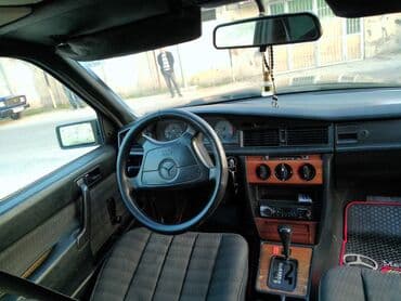 7 yerlik avtomobillər: Mercedes-Benz sedan - Korpus: qara rəng, klassik W201/W124 üslubunda — 6