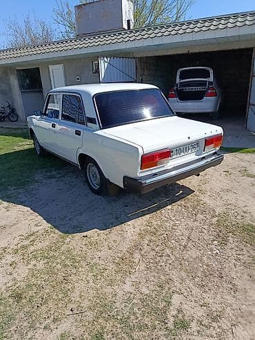 opel vectra 1991 model: VAZ 2107, ağ rəng, sedan gövdə. Xüsusiyyətlər: - 4 qapı, 5 yerlik — 2