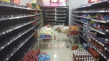 Turkiyenin Qara rengde Ortaliq ucun Vitrin Refleri satilir.Ela