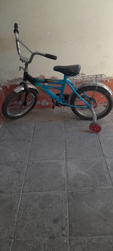 yığılan velosipedlər: Bu uşaq velosipedi mavi rəngli çərçivəyə və qara oturacağa malikdir — 2