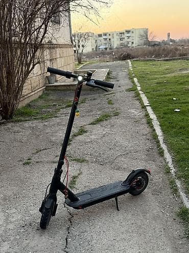 Şəhər daxilində rahat və çevik hərəkət üçün elektrik skuter - Gərgin