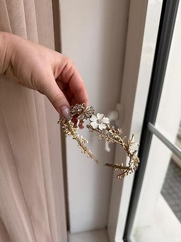 Аксессуары: Şəkildəki tac və aksesuarlar az işlənib, 10-20manat aralığıdır — 10