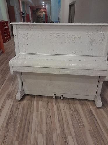 zoom pedal: Upright (şaquli) pianino – ağ rəngdə, dekorativ teksturalı ön panel və — 1