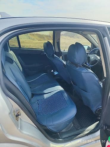 opeler: Model: Opel Astra G (hatchback) Kuzov: 5 qapı, gümüşü rəng Mühərrik — 9