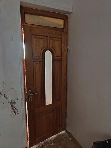 Taxta iç qapı – şüşəli model 4 ədəd var 100 manata ünvan biləcəri