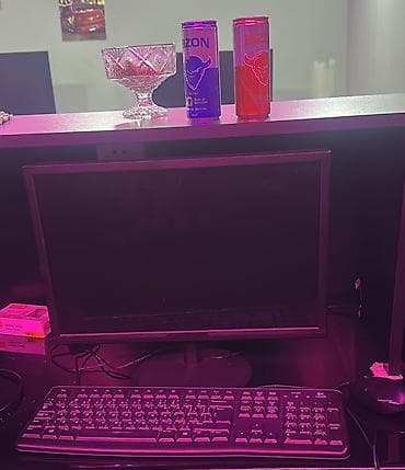 Stolüstü kompüter dəsti - Korpus: şüşə yan paneli olan qara ATX/µATX