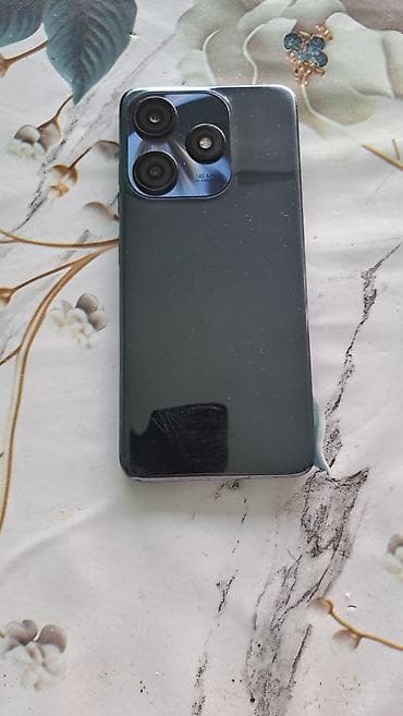 Smartfon – arxa tərəfində 3 kameralı modul, əsas kamera 16 MP. Ekran