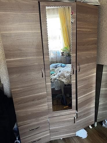 asma guzgu: Geniş tutumlu 3 qapılı paltar dolabı - Material: oduncaq teksturalı — 2