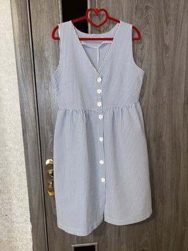 Zolaqlı yay donu - Model: V-yaxa, qolsuz, ön hissə tam düyməlidir -