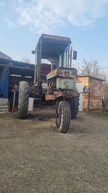 Kənd təsərrüfatı üçün universal təkərli traktor - Kabinli, ön faralar