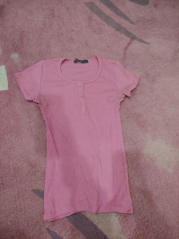 Digər qadın geyimləri: Qadın köynəyi – açıq çəhrayı rəngdə, qısa qol. - Model: Henley üslubu — 1