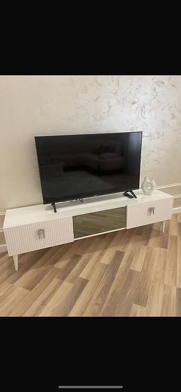 ev boyalari: Düz TV altlığı, Polkalı — 1