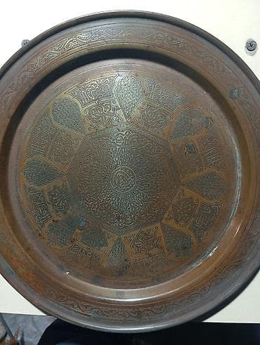 Misdən hazırlanmış, əl işi naxışlı iri sinə/servis sini. Dairəvi
