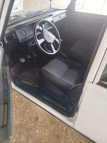 sprinter oturacaqlar: VAZ 2107 sedan, ağ rəng. Klassik kuzov dizaynı, xrom ön barmaqlıq və — 8