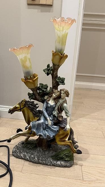 Dekorativ masa lampası – romantik kompozisiyalı, 2 lampalı, lampaları
