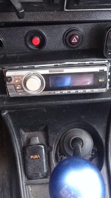 ваза напольная стеклянная высокая без узора: Model: VAZ 2106 sedan Xüsusiyyətlər: - Rəng: ağ, 4 qapı - Mexaniki — 8