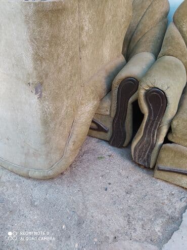 Islenmis divan + 2 kreslo. Bag evi ucun elverisli esyadi. Sinigi