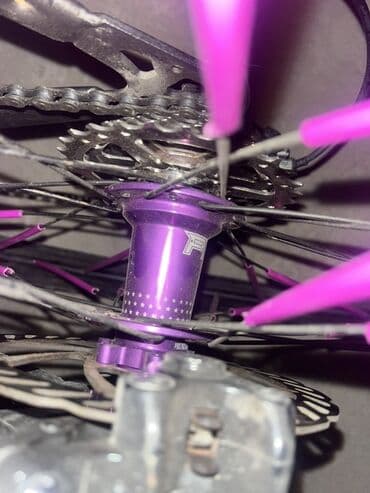 купить горный велосипед недорого: Bu dağ velosipedi qara rəngdə çərçivəyə və bənövşəyi detallara — 3