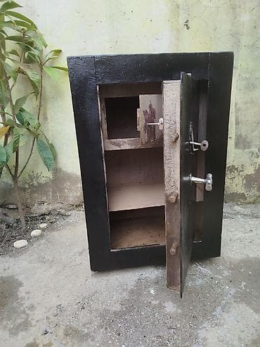 islenmis seyf qapilar: Metal seyf – iri tutumlu, sərt polad korpuslu, qara rəngli. sey 6liq — 2
