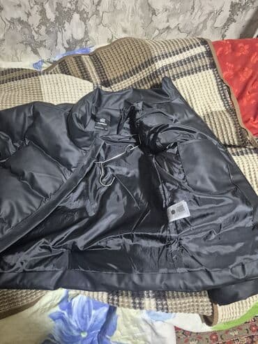 Kişi ayaqqabıları: Qara rəngli kişi puf şişmə qış gödəkçəsi - Dizayn: Minimalist, qısa — 3