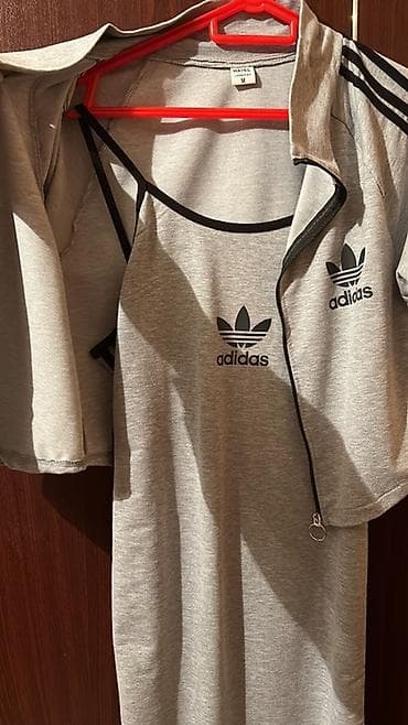 adidas dest: Həm qolu açıq şəkildə həm üsdündən sport olan qollu köyneyi geye — 2