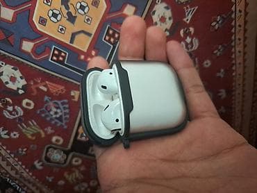 simsiz qulaqlıq: Simsiz qulaqcıq – şarj qutusu ilə - Ağızı yuxarı açılan kompakt şarj — 1