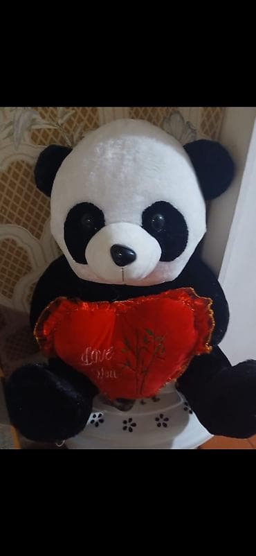 Böyük ölçülü panda yumşaq oyuncağı. Oyuncaq qara-ağ rəngdədir və