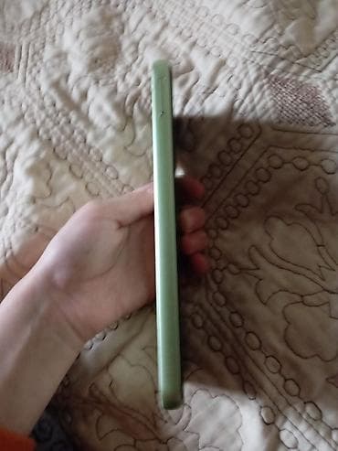 ucuz bluetooth qulaqlıq: Yaşıl rəngdə smartfon. Korpusun sol tərəfində səs tənzimləmə düymələri — 1