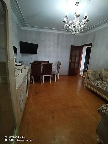 şüşəli masa: Mebel dəsti – klassik üslub Qonaq otağı: - Açıq krem rəngli vitrin — 2