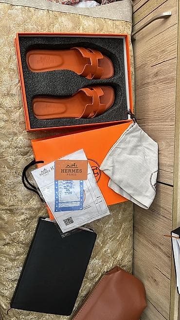 Hermès Paris “Oran” qadın sandaleti - Material: təbii dəri modeli. Bu