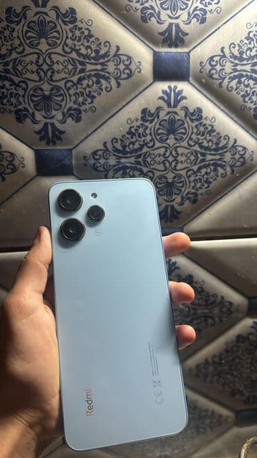 Redmi smartfon – mavi rəng Xüsusiyyətlər: - Arxa tərəfdə 3 kameralı