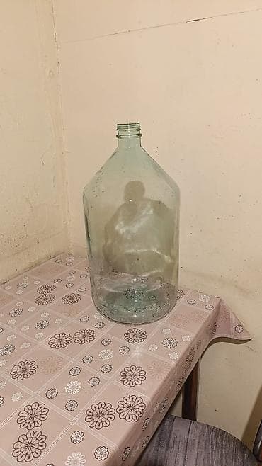 Şüşə damacana (gen boğazlı) - Material: qalın, şəffaf şüşə - Həcm