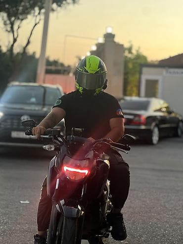 ucuz kask: Sport üslubunda şəhər motosikleti - Güclü naked/kafe racer tərzində — 1
