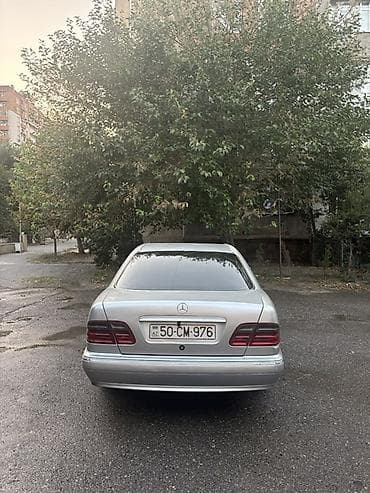 mersedes saat: Mercedes-Benz E-Class: 2.2 l | 2001 il Sedan — 4
