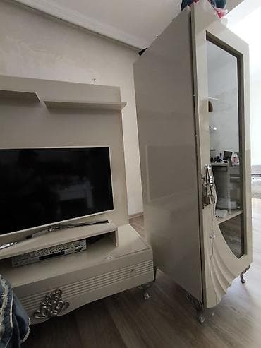 vitrin stend: Tv stendi və vitrin dəsti - Rəng: açıq krem/bej, parlaq səth - Stil — 2