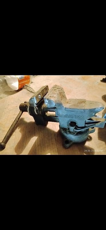 Metal işləri üçün stolüstü mengə (üstündə “ЛЕНИНГРАД” yazısı). -