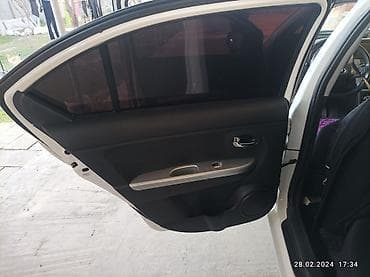 resor ford transit: Ağ rəngli sedan avtomobil Xüsusiyyətlər: - Kuzov: 4 qapılı sedan, ağ — 2