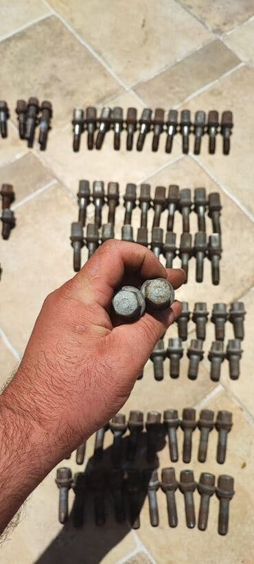 Orginal mercedes boltlari,tam orginal ela vəziyyətdədir dukkanda