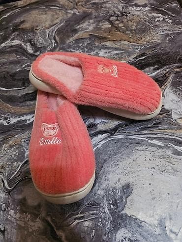 buta xoncalari: Məxməri çəhrayı rəngdə qadın otaq terlikləri. Bu terliklər — 2