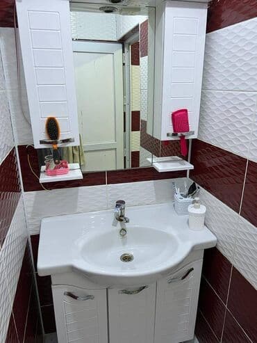 konteyner mağaza: Yeni Ramanada, Kolleci və Şamlığı keçdikdən sonra, əsas yolun — 15