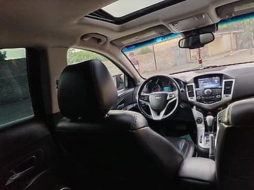 cruze diffuser: Chevrolet Cruze sedan – qırmızı rəng, benzinlə işləyən önötürücülü — 2