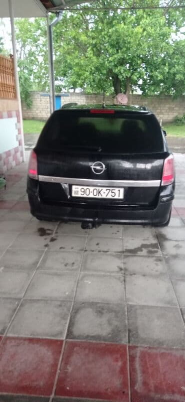 опель зафира а: Qara rəngdə olan Opel Astra universal avtomobili. Avtomobilin ön — 8